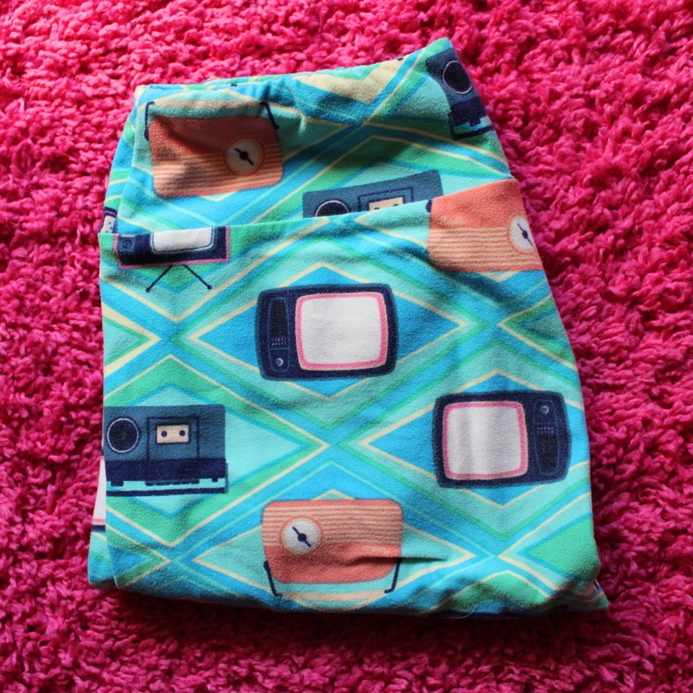 ⚡️ LulaRoe Retro TV/Radio Leggings